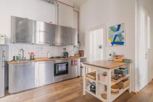 Kuchyňa alebo kuchynka v ubytovaní Sunny, Airy, Artsy & Authentic Loft with Balcony