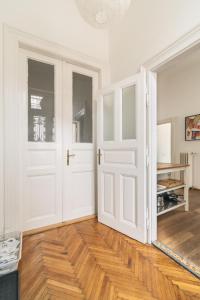 Fotografia z galérie ubytovania Sunny, Airy, Artsy & Authentic Loft with Balcony v Budapešti
