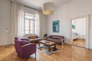 Posedenie v ubytovaní Sunny, Airy, Artsy & Authentic Loft with Balcony