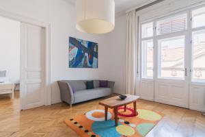 Posedenie v ubytovaní Sunny, Airy, Artsy & Authentic Loft with Balcony