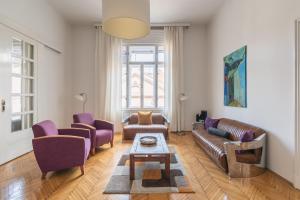 Posedenie v ubytovaní Sunny, Airy, Artsy & Authentic Loft with Balcony