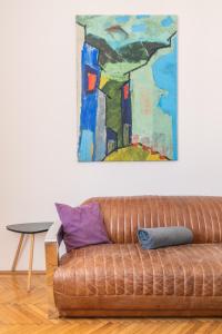 Posedenie v ubytovaní Sunny, Airy, Artsy & Authentic Loft with Balcony