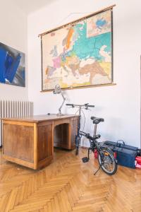 Jazda na bicykli v okolí ubytovania Sunny, Airy, Artsy & Authentic Loft with Balcony
