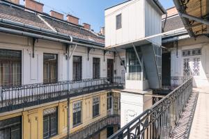Une rangée de bâtiments avec balcon et escalier dans l'établissement Sunny, Airy, Artsy & Authentic Loft with Balcony, à Budapest