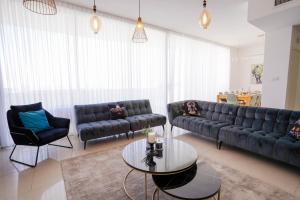 Posezení v ubytování YalaRent Mountainside Duplexes with Private Pool