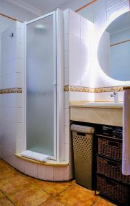 a bathroom with a shower and a sink at Casas Dibaca by El Palmar in El Palmar