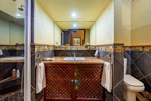 a bathroom with a sink and a toilet at Mhlati Guest Cottages in Malelane +20 photos