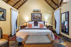 A bed or beds in a room at Mhlati Guest Cottages