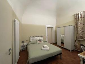 a bedroom with a bed with two towels on it at Relais Le Ortensie in Pisa