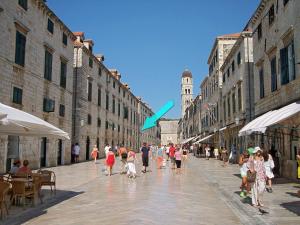 un grupo de personas caminando por una calle en Dolce Vita Old Town Studio, en Dubrovnik