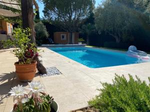 Fotografia z galérie ubytovania Maison provençale avec piscine et jardin privatifs v destinácii Saumane-de-Vaucluse