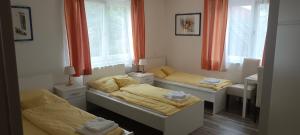 A bed or beds in a room at Gasthaus Schwarzer Adler