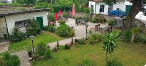 einem Luftblick auf einen Garten in einem Haus in der Unterkunft Gasthaus Schwarzer Adler in Altenberg