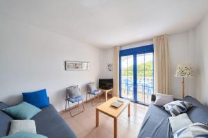 a living room with a blue couch and a table at Galería Tres Pinos in San José