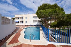 a swimming pool in front of a building at Galería Tres Pinos in San José