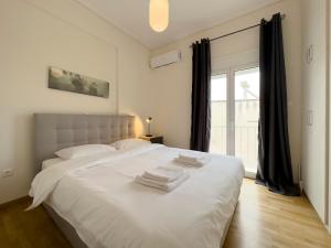 Un pat sau paturi într-o cameră la Samou Sunny 74sqm apt in Athens