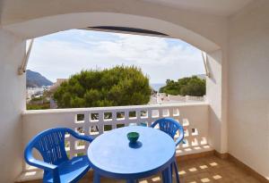a blue table and chairs on a balcony with a view at Galería Tres Pinos in San José