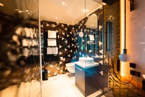 un bagno con un water e un lavandino di Superior East Wing Rooms by FIVE Zurich a Zurigo