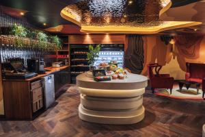 um bar num restaurante com um balcão e uma cozinha em Amazing Rooms by FIVE em Zürich