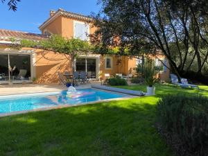 Fotografia z galérie ubytovania Maison provençale avec piscine et jardin privatifs v destinácii Saumane-de-Vaucluse