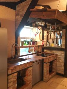 a kitchen with a stone counter top and a sink at Fewo 98 Ferienwohnung auf dem Bauernhof, Pumbas Reich 