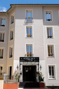 un grand bâtiment blanc avec un panneau à l'avant dans l'établissement Boutique Hotel Nice Côte d'azur, à Nice