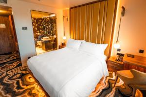 Letto o letti in una camera di Superior East Wing Rooms by FIVE Zurich