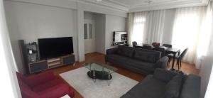 salon z kanapą i telewizorem w obiekcie ev_3+1_ulg w mieście Antalya