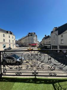 ショレにあるMyaka©Appartement Fontanaの錬鉄製のフェンス付きのバルコニーの景色