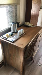 una mesa de madera con una tetera encima en Ziyagil Konağı, en Amasya