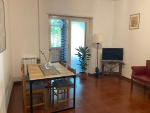 - un salon avec une table, un canapé et une télévision dans l'établissement Chez Nous, à Ladispoli