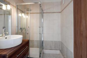 Een badkamer bij Cocon de Ris - Appartement dans un environnement agréable