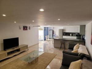 Μια τηλεόραση ή/και κέντρο ψυχαγωγίας στο luxury apartments sea views with pool