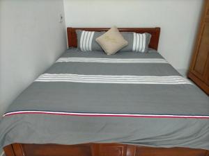 1 cama grande en una habitación pequeña con en TN's House, en Da Nang