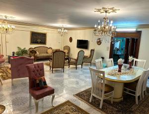 sala de estar con mesa y sillas en Luxury Apartment 2 Nasr City- City stars en El Cairo