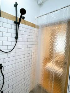 una ducha con cortina de ducha en un baño en Unwind in oldtown, private floor, near Grand Palace, en Bangkok