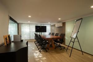 Μια τηλεόραση ή/και κέντρο ψυχαγωγίας στο Stay Plus Hotel Bangkok