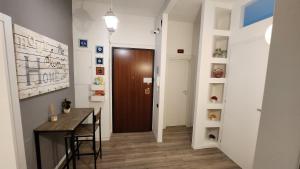 pasillo con mesa y puerta de madera en Testa o Croce Casa Vacanze en Matera