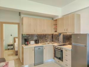 Kuchyň nebo kuchyňský kout v ubytování Renovated apartment 3- Platanias
