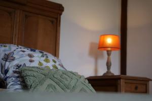 Rúm í herbergi á Gite la Dame au Lit gite à la ferme