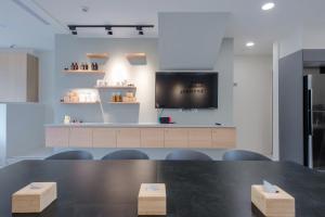 Sala de conferencias con mesa, sillas y TV en 奈斯窩客 l 湖景房 l 含早餐, en Shui-wei