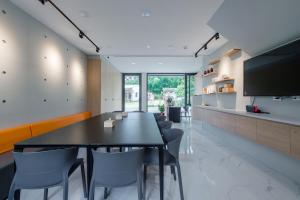 a dining room with a black table and chairs at 奈斯窩客 l 湖景房 l 含早餐 in Shui-wei