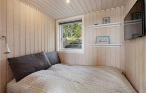 Säng eller sängar i ett rum på Beautiful Home In Faxe Ladeplads With Sauna