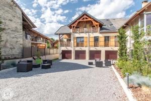 - une vue sur l'extérieur d'une maison avec une allée dans l'établissement Gite Annecy 101 - Au royaume des Castors - Appt 101, à Doussard