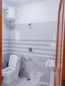 Ett badrum på Delight Homestay Kasol