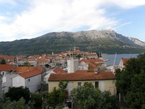 Vistas a una ciudad con una montaña en el fondo en Apartments Eli, en Korčula