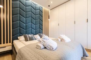 En eller flere senge i et værelse på Apartamenty Royal Resort & Spa