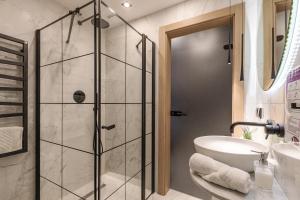 Et badeværelse på Apartamenty Royal Resort & Spa + 9 billeder