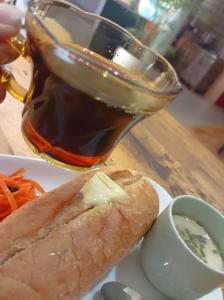暹粒的住宿－Hostel Goen -Japanese hostel-，夹三明治和一杯茶的盘子