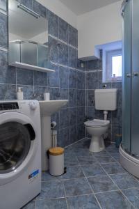 een badkamer met een wasmachine en een toilet bij San Teodoro in Split
